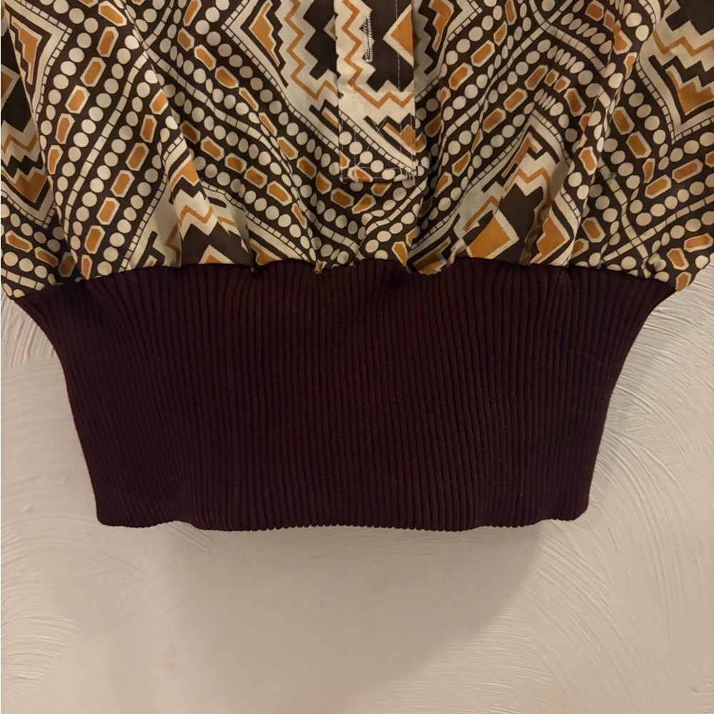 Geometric Patterned Short Sleeve Top - Picture 4 of 7